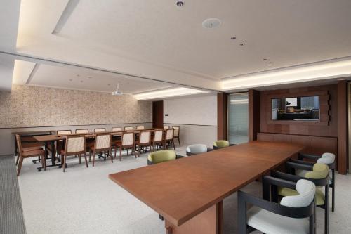 a conference room with a long table and chairs at Chengdu Chunxi Taikoo Li Su Beiting Serviced Apartment in Chengdu