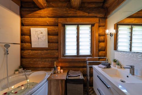 Ένα μπάνιο στο Chalet Serenity, Liézey - Gérardmer 9p - Spa