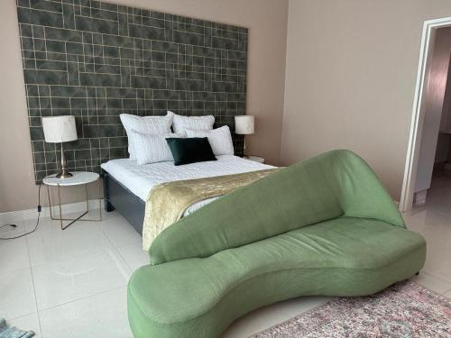 Кровать или кровати в номере CityXcape Luxury Apartments Blantyre