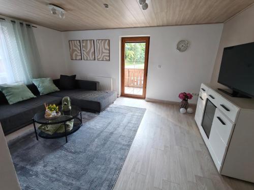 ein Wohnzimmer mit Couch und Tisch in der Unterkunft Ark Runa in Metten
