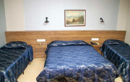 Ένα ή περισσότερα κρεβάτια σε δωμάτιο στο Yunus Hotel