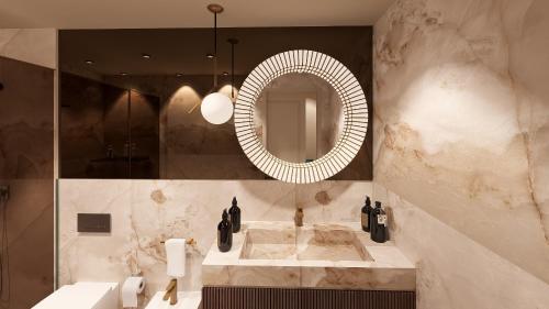 un baño con lavabo y espejo en Hotel Villa Viridia, en Venecia