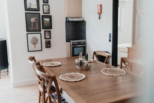 a wooden table with chairs and a dining room at Appartementen met zicht op de rivier de Semois en eigen balkon in Vresse-sur-Semois