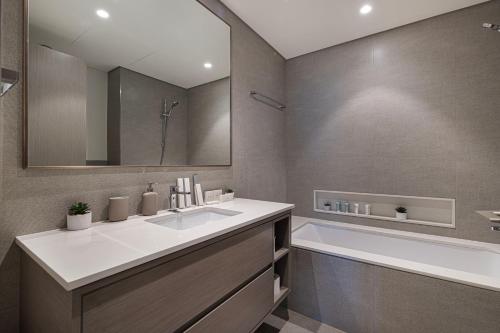 Luxury Grande Suites by Hostiva - Full Burj Khalifa Viewにあるバスルーム