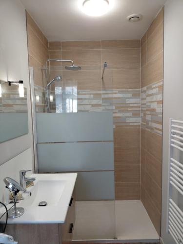 une salle de bain avec lavabo et douche dans l'établissement Saint Georges, à Villaines-sous-Lucé