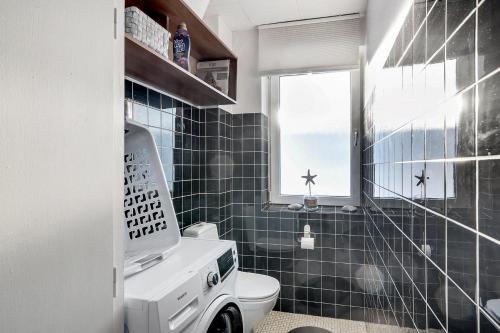 ロッケンにあるHovedgaden 53のトイレと窓のあるバスルーム