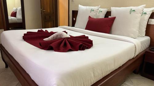 Una cama o camas en una habitación de Hotel Vallée Des Princes