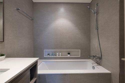 Luxury Grande Suites by Hostiva - Full Burj Khalifa Viewにあるバスルーム