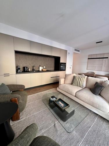 O zonă de relaxare la Stylish 2BR Monaco Border Flat, Terrace & Parking