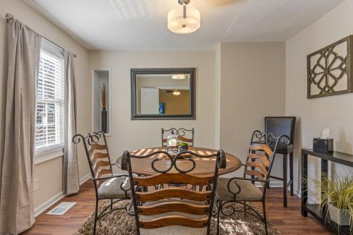 Posezení v ubytování 27 West Ridge Drive SE Cartersville