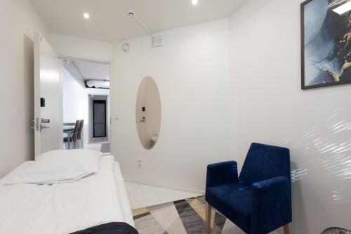 una camera con un letto e due sedie blu di Kotimaailma Rooms - Ankkuri 1hh a Kotka