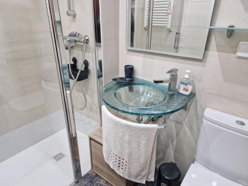 a bathroom with a sink and a shower at Apartamentos Zarautz Playa4, con piscina y garaje in Zarautz