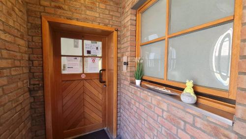 a wooden door in a brick building with a window at Gästehaus Ferienwohnung Zimmer 2A Jülich in Jülich