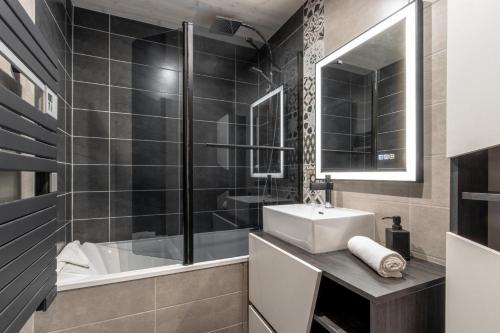 ein Badezimmer mit Waschbecken, Dusche und Badewanne in der Unterkunft Le Saint Bernard - T2 Terrasse Vue Mont Joli 42m2 in Saint-Gervais-les-Bains