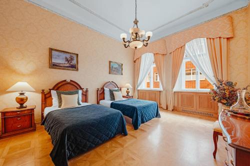 Ένα ή περισσότερα κρεβάτια σε δωμάτιο στο Bohemia Grand Residence by Wagnerstays