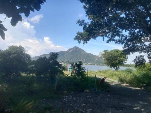 Blick auf einen Berg und einen Wasserkörper in der Unterkunft Sai Arunachala Farmstay in Tiruvannāmalai
