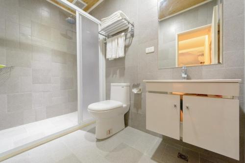 A bathroom at 杰克山莊渡假大飯店