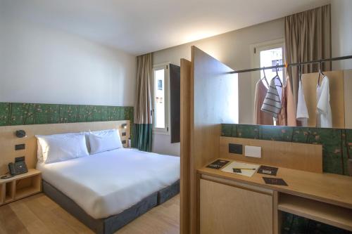 a hotel room with a bed and a desk at Hotel Casa W in Venice