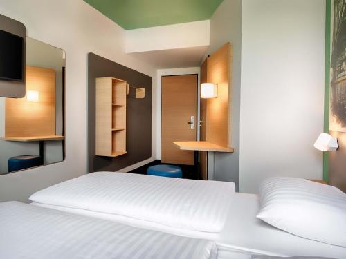 Postel nebo postele na pokoji v ubytování B&B Hotel Wilhelmshaven