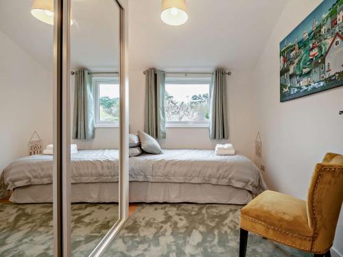 een slaapkamer met twee bedden en een spiegel bij 2 Bed in St. Leonards 94272 in Saint Leonards