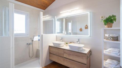 biała łazienka z dwiema umywalkami i prysznicem w obiekcie El Reposo Alhaurín de la Torre by Ruralidays w mieście Alhaurín de la Torre