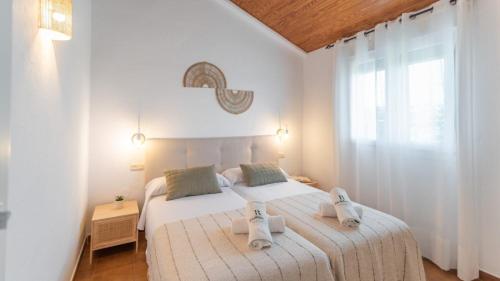 sypialnia z dwoma łóżkami i ręcznikami na nich w obiekcie El Reposo Alhaurín de la Torre by Ruralidays w mieście Alhaurín de la Torre