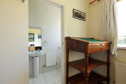 ダブリンにあるGuestReady - Stylish Dublin Getawayのバスルーム(シンク、木製テーブル付)