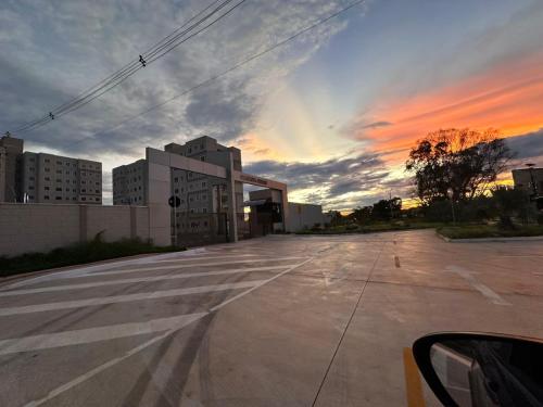 an empty parking lot with a sunset in the background at Ap em ótima localização in Cuiabá