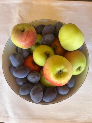 a bowl of fruit with apples and other fruits at Ickelhaus 2 in Bad Windsheim