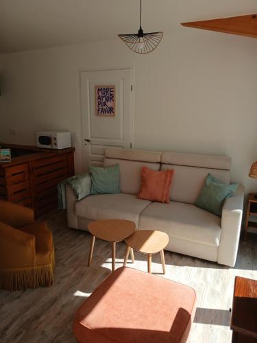 グールドン・アン・ケルシーにあるLa petite maisonのソファとテーブルのあるリビングルーム