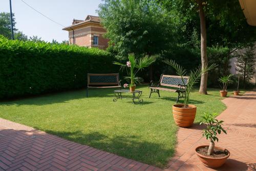 two benches and a table in a yard at Villa Palmira in Quadrelle