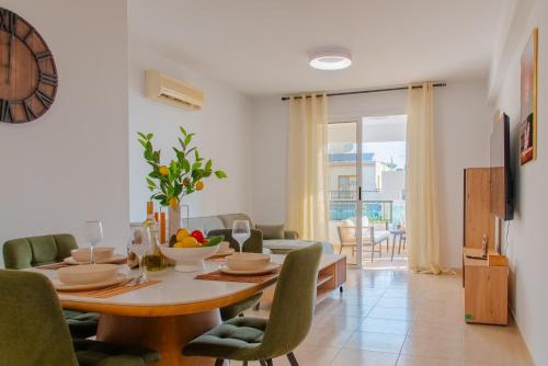 une salle à manger et un salon avec une table et des chaises dans l'établissement TelMar Sunrise View 100m from the Sea, à Larnaka