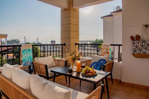 un patio avec une table et des chaises sur un balcon dans l'établissement TelMar Sunrise View 100m from the Sea, à Larnaka