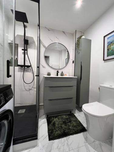 a bathroom with a shower and a sink and a toilet at Votre studio exceptionnel à Compiègne in Compiègne