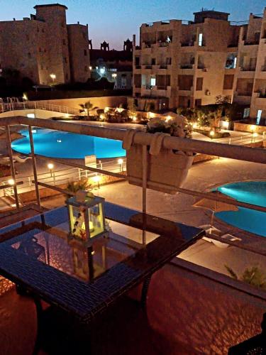 Blick auf einen Swimmingpool bei Nacht in der Unterkunft Appartamento Aquamarine Nabq in Nabq