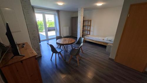 a room with a table and chairs and a bed at 2 Zimmer Monteurwohnung mit Terasse Küche Bad in Uelzen