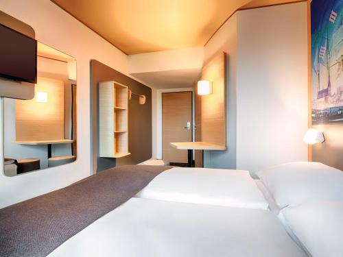 Кровать или кровати в номере B&B Hotel Rostock-Hafen
