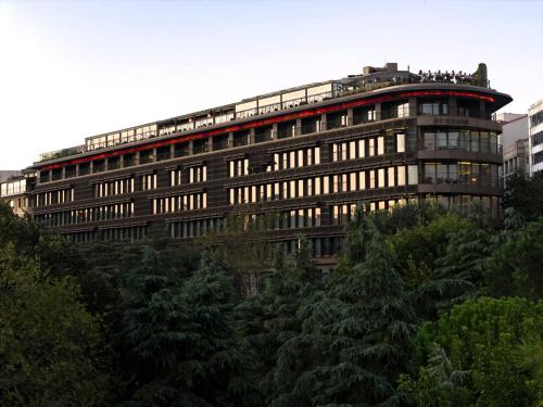 een groot gebouw waar mensen bovenop zitten bij The St. Regis Istanbul in Istanbul