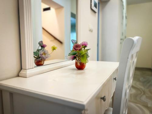 ヴァルナ・シティにあるThe Trinity Residenceの鏡の前のテーブルに座る花瓶