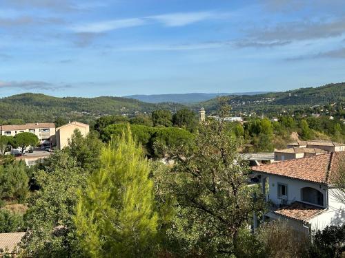 a view of a town with trees and houses at Appartement Aurelia Vidauban in Vidauban