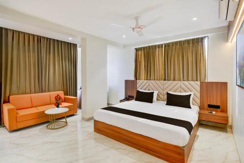 una camera d'albergo con un letto e un divano di Palette - K9 Family Restaurant a Chākan