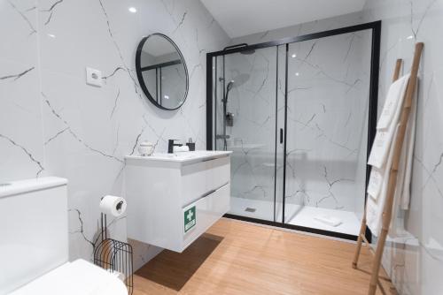 ein Badezimmer mit Dusche, Waschbecken und Spiegel in der Unterkunft Estrelas do Douro in Gondomar