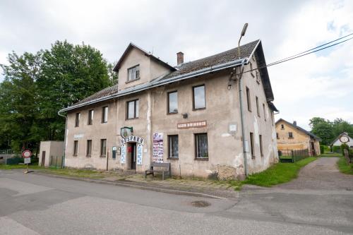 an old building on the corner of a street at Apartmán Radvanička in Radvanice