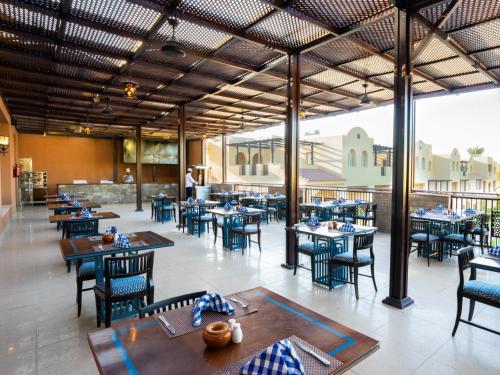 ハルガダにあるStella Gardens Resort & Spa, Makadi Bayのダイニングルーム(テーブル、椅子、1名用)