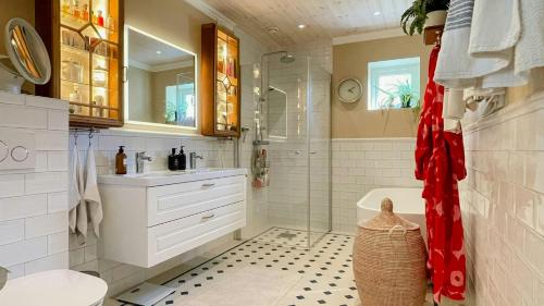 ein Badezimmer mit Badewanne, Waschbecken und Toilette in der Unterkunft Stone House With Sea View In Katthammarsvik in Katthammarsvik