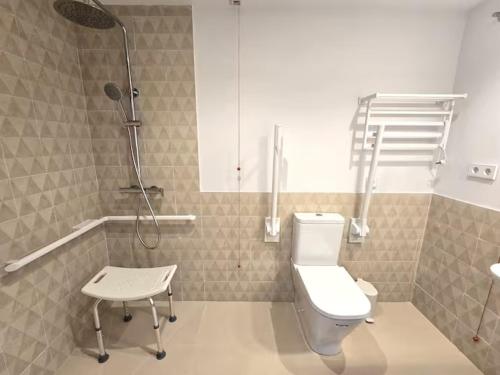 ein Badezimmer mit Toilette, Dusche und Hocker in der Unterkunft Playa Sardinero Little Homes 3 in Santander