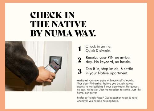 un cartel de una persona con un teléfono móvil en Native Waterloo, en Londres