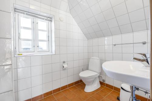 Koupelna v ubytování 3008Møllehuset Baghusetanneks
