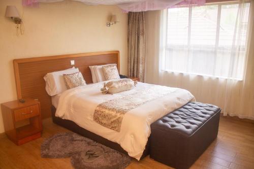 Una cama o camas en una habitación de Topcliff Lodge