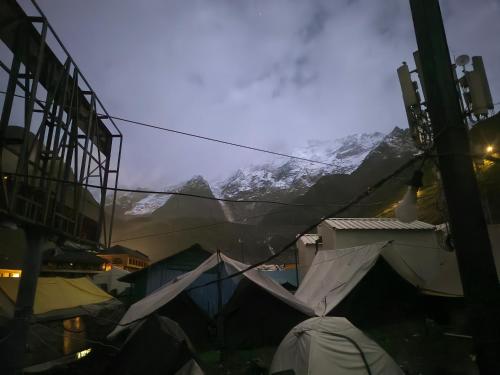 Nespecifikovaný výhled na hory nebo výhled na hory při pohledu z luxury tent